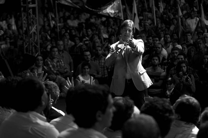 Luis Lacalle Pou, durante el acto de lanzamiento de su campaña en el palacio Peñarol. Foto: Javier Calvelo (archivo, marzo de 2014)