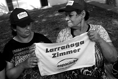 Simpatizantes de Walter Zimmer, el sábado, en la puerta de la Intendencia de Colonia. / Foto: Nicolás Celaya