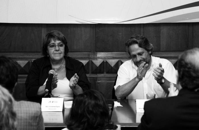 Cristina Fynn, presidenta de la Agencia Nacional de Vivienda, el día de su asunción, junto al ministro de Vivienda, Ordenamiento Territorial y Medio Ambiente, Francisco Beltrame. / Foto: Adrián Giudice, Presidencia de Uruguay.