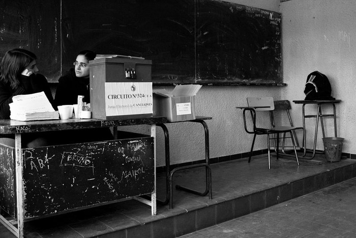 Mesa de votación de las elecciones internas de 2009, en el liceo Javier de Viana, en la ciudad de La Paz, Canelones. / Foto: Victoria Rodríguez
