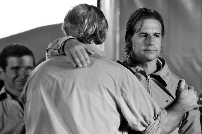 Jorge Larrañaga y Luis Lacalle Pou en el acto conjunto de los precandidatos del Partido Nacional en Santa Clara de Olimar, el 27 de febrero. / Foto: Javier Calvelo