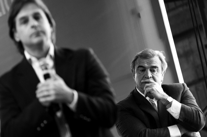 Luis Lacalle Pou y Jorge Larrañaga, durante una Convención Nacional del Partido Nacional en Cambadu. Foto: Javier Calvelo (archivo, julio de 2014)