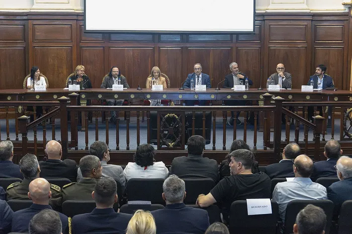 Valeria Larnaudie, Sandra Lazo, Héctor Cancela, Carolina Cosse, José Carlos Mahía, Pablo Caggiani, Rubén Amato y Alejandro Di Lorenzi, en el Paraninfo de la Udelar. · Foto: Martin Hernández Müller