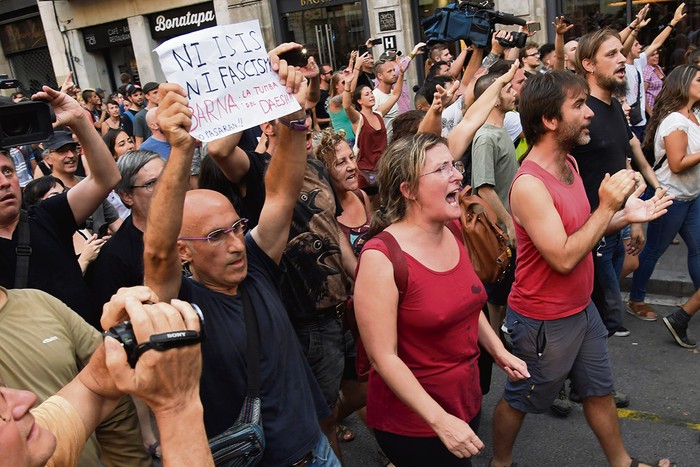 Manifestantes contra los extremistas del grupo de derecha Falange, que marchan en las Ramblas, el 18 de agosto, un día después de los atentados de Barcelona. Foto: Javier Soriano, Afp