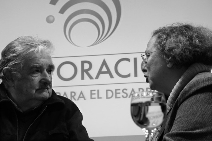 José Mujica y Adriana Rodríguez, durante el acto en el que Rodríguez asumió la presidencia de la Corporación Nacional para el Desarrollo.  (archivo, setiembre de 2011) · Foto: Andrés Cuenca