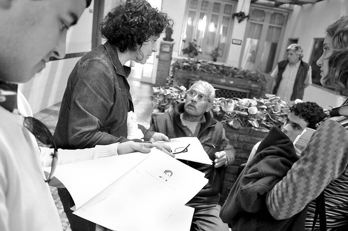 Grupo de denunciantes en espera en la Seccional 4ª de Montevideo. (archivo, octubre de 2011) · Foto: Javier Calvelo