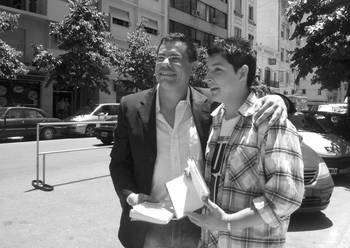 Omar Salsamendi, de 39 años, y Federico Maserattin, de 19, ambos uruguayos, posan luego de contraer matrimonio, el martes 27 de noviembre en Buenos Aires.  · Foto:  Ana Graciela Álvarez, Efe