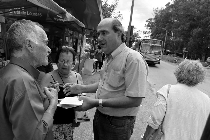 Pablo Abdala, ayer, mientras recogía firmas para su campaña de derogación de la ley de Interrupción Voluntaria del Embarazo. · Foto: Pedro Rincón