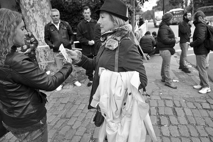 Integrantes de la Unión Nacional de Trabajadores Rurales y Afines distribuyeron volantes el sábado en la puerta de la Expo Prado.  · Foto: Javier Calvelo