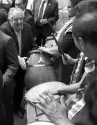 El presidente José Mújica fue recibido por una cuerda de tambores en el encuentro con compatriotas a los que dirigió unas palabras, anoche en la Facultad de Medicina de Santiago de Compostela, en una nueva escala de su viaje a España.