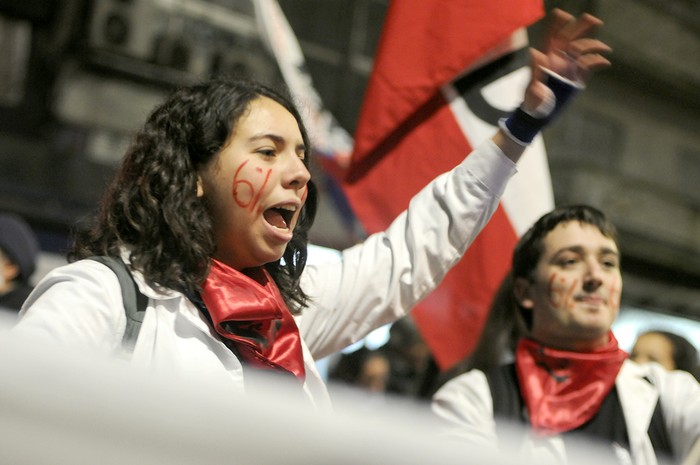 Estudiantes marchan por la Avenida 18 de Julio en reclamo por el 6% del presupuesto para la educación. Foto: Juan Manuel Ramos