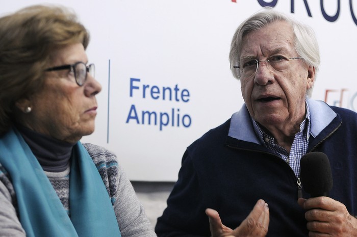 Daniela Payssé y Danilo Astori, ayer, en la sede de Asamblea Uruguay. Foto: Juan Manuel Ramos