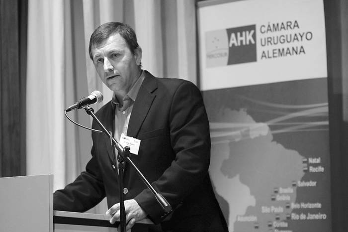 El presidente de la Administración de Ferrocarriles del Estado, Jorge Setelich, ayer, en la Embajada de Alemania.   · Foto: Pablo Nogueira