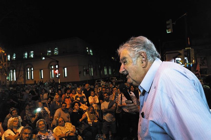 José Mujica durante un discurso en el comité de Base del Parque Rodó, el viernes. Foto: Mariana Greif · Foto: Mariana Greif