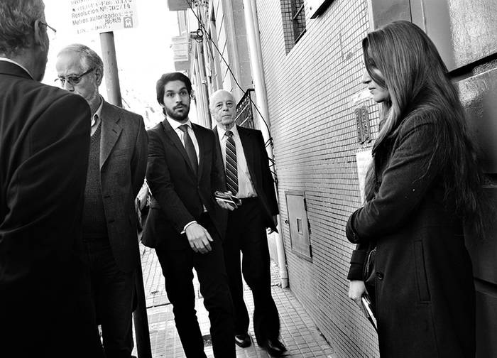 Raúl Mermot, el miércoles, cuando llegaba al juzgado, acompañado de su abogado, Andrés Ojeda. Foto: Federico Gutiérrez