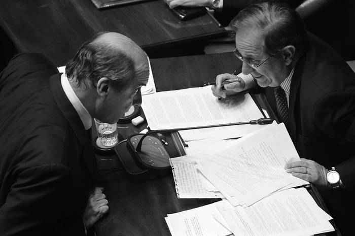 José Amorin Batlle y Sergio Abreu, ayer, durante la sesión de la comisión permanente que recibió al canciller Luis Almagro. · Foto: Santiago Mazzarovich