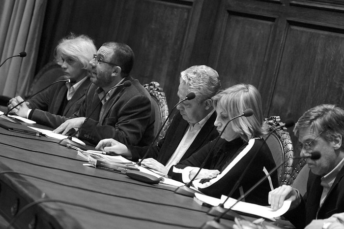 Luis Eduardo Morás, Pablo Martinis, Luis Leopold, Susana Mallo y Álvaro Rico, ayer en el Paraninfo de la Universidad de la República. · Foto: Nicolás Celaya