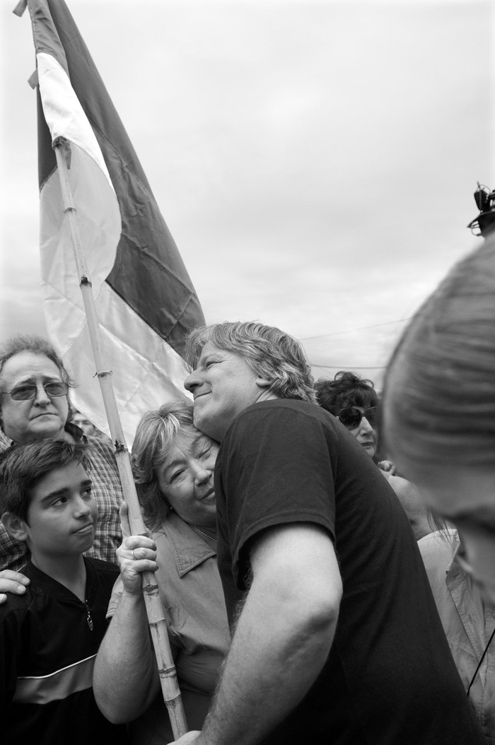 Fernando Lorenzo saludó a las personas que le fueron a presentar apoyo, ayer, frente a su casa del balneario Araminda.  · Foto: Nicolás Celaya