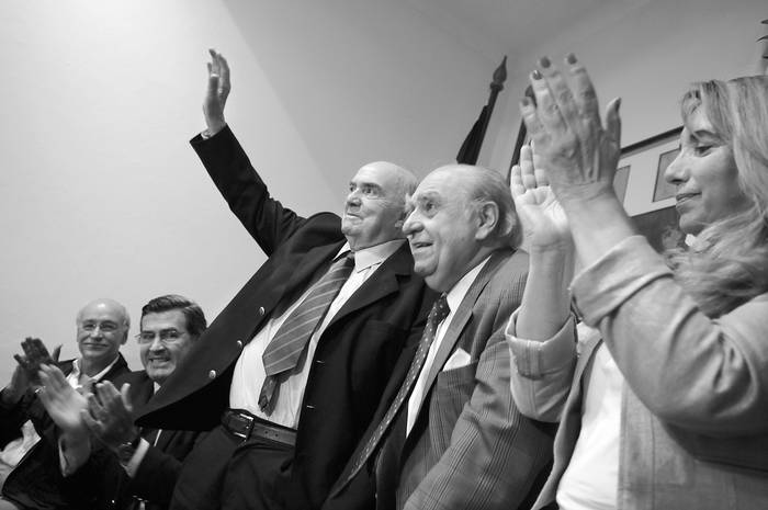 Alberto Castillo, Pedro Bordaberry, Óscar Magurno, Julio María Sanquinetti y Martha Montaner, durante la despedida del año de la Agrupación de Amigos de Óscar Magurno. · Foto: Nicolás Celaya