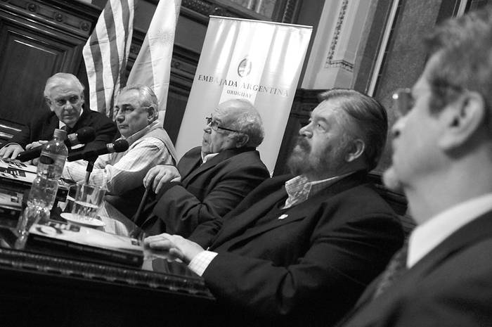 Alberto Volonté, Luis Rosadilla, Eleuterio Fernández Huidobro, Dante Dovena y Ramiro Podetti, ayer, en la antesala del Senado, en el Palacio Legislativo.  · Foto: Nicolás Celaya