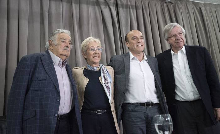 José Mujica, Graciela Villar, Daniel Martínez y Danilo Astori, ayer, en un hotel de Pocitos. · Foto: Federico Gutiérrez