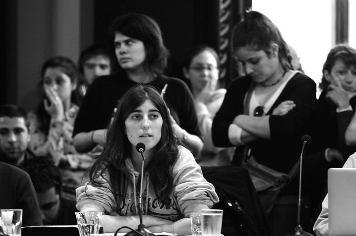 Intervención de la consejera del orden estudiantil, Malena Pintos, ayer en el Consejo Directivo Central (CDC) de la Udelar.
 · Foto: Nicolás Celaya