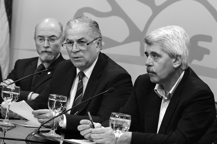 Alberto Breccia, Jorge Venegas y Eduardo Brenta, ayer, en la Torre Ejecutiva. · Foto: Nicolás Celaya