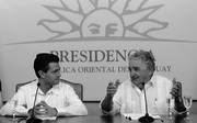 Los presidentes Enrique Peña Nieto y José Mujica, ayer, durante la conferencia de prensa que brindaron en la residencia de Suárez y Reyes. 