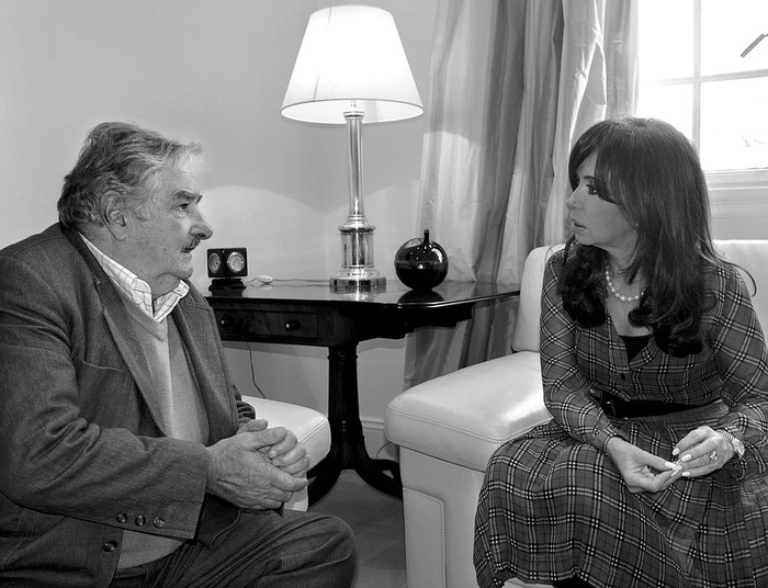 José Mujica y Cristina Fernández durante el encuentro que mantuvieron ayer, en la quinta presidencial de Olivos, provincia de Buenos Aires.  · Foto: Presidencia argentina, s/d de autor