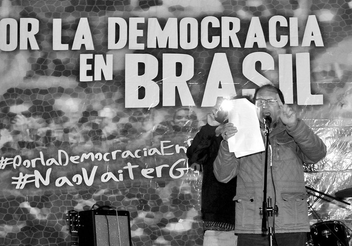 Marcha en apoyo a Dilma Rousseff, ayer, en la plaza Cagancha. Foto: Federico Gutiérrez