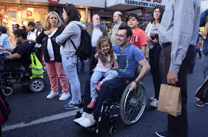 Marcha por la accesibilidad e inclusión, ayer en el Centro de Montevideo. Foto: Alessandro Maradei