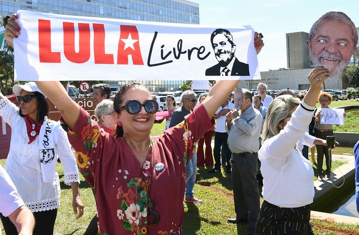 Manifestantes piden la liberación del ex presidente Luiz Inácio Lula da Silva y el arresto del ministro de Justicia y ex juez Sergio Moro, frente al Ministerio de Justicia en Brasilia (archivo, junio 2019). · Foto: Evaristo Sa