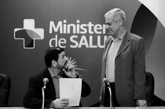 Arturo Etchevarría y Jorge Basso, en la sala de conferencias del Ministerio de Salud. Foto: Juan Manuel Ramos