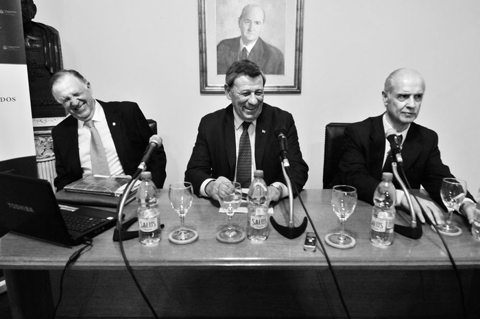 Didier Opertti, Rodolfo Nin Novoa y Eugenio Xavier de Mello, presidente del Colegio de Abogados, ayer durante el seminario.Foto: Federico Gutiérrez