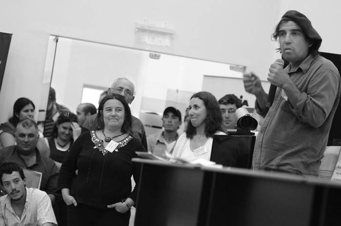 Jacqueline Gómez, presidenta del INC, durante una intervención de Alejandro Wasen, dirigente del Movimiento por la Tierra, el sábado en Tacuarembó. Foto: Sandro Pereyra