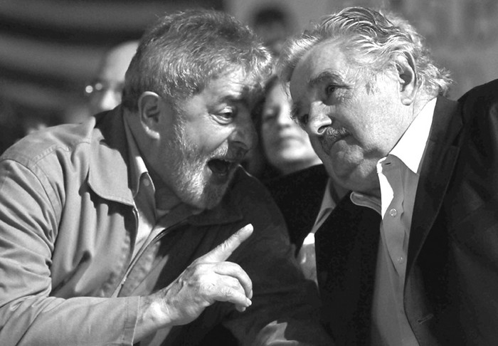 Luiz Inácio Lula da Silva y José Mujica, en un acto de aniversario del Frente Amplio. Foto: Federico Gutiérrez (archivo, marzo de 2011)