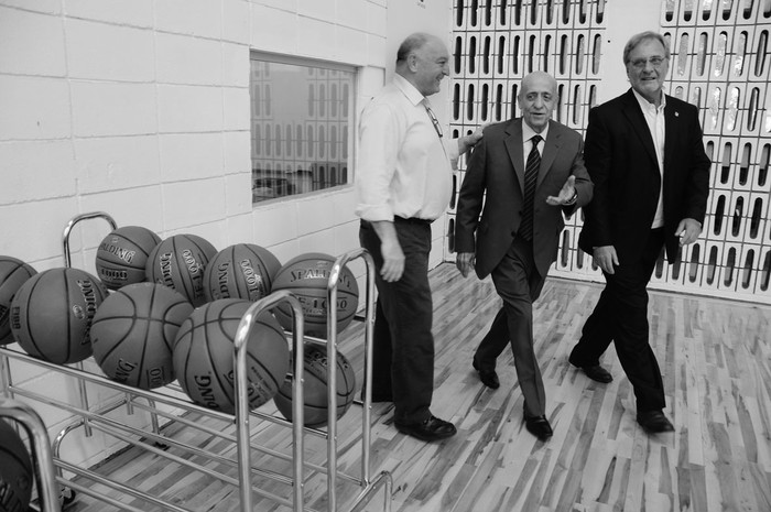 Alberto Espasandín, Julio César Maglione y Ricardo Bairo en el nuevo centro de entrenamiento de la Federación Uruguaya de Basket-Ball. Foto: Juan Manuel Ramos