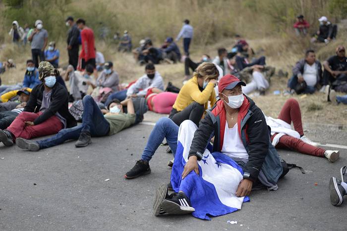 Migrantes hondureños, que hacen parte de la caravana que se dirige a los Estados Unidos, el 17 de enero, en Vado Hondo, Guatemala, luego de haber vivido disturbios con la policía guatemalteca.

 · Foto: Johan Ordonez, AFP