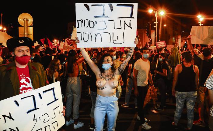 Manifestación frente a la residencia del primer ministro israelí Benjamin Netanyahu, el sábado 25, en Jerusalén. 
 · Foto: Ahmad Gharabli, AFP