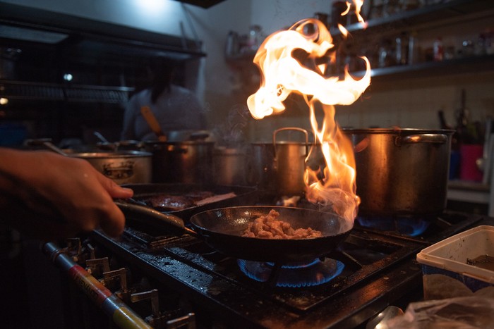 Foto principal del artículo 'Arazá, comida casera y frutos nativos en una casona del Prado' · Foto: Gianni Schiaffarino