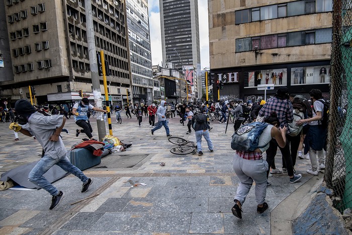 Manifestantes en Bogotá.  Archivo, setiembre del 2020 · Foto: Juan Barreto, AFP