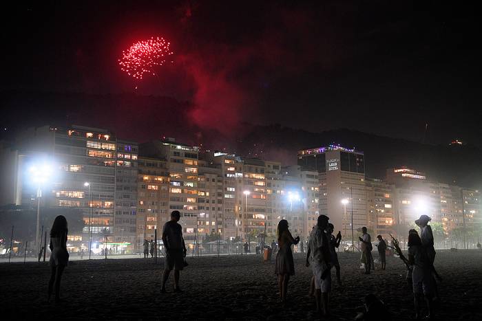 Festejos de fin de año, la noche del 31 de diciembre del 2020, en Rio de Janeiro, Brasil.  · Foto: Carl De Souz, AFP