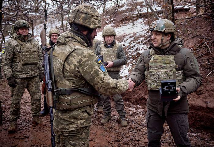 Presidente ucraniano Volodymyr Zelensky visitando la base militar en la región de Donetskm, Ucrania, el 6 de diciembre. · Foto: EFE/EPA/Servicio Prensa Presidencia de Ucrania