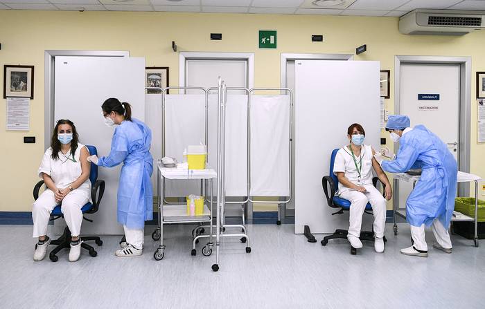 Enfermeras reciben la vacuna Pfizer-BioNTech contra el Covid-19, ayer, en Lombardia, Italia. 

 · Foto: Piero Cruciatti/ AFP.