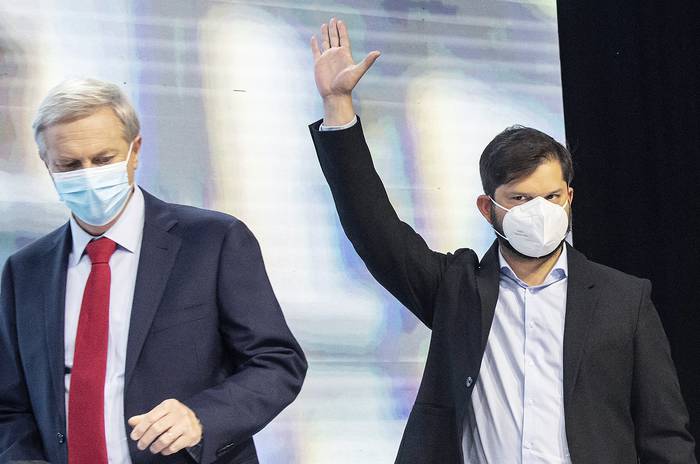 Gabriel Boric y José Antonio Kast en el debate presidencial, el 10 de diciembre en Santiago de Chile. · Foto: Martin Bernetti / AFP