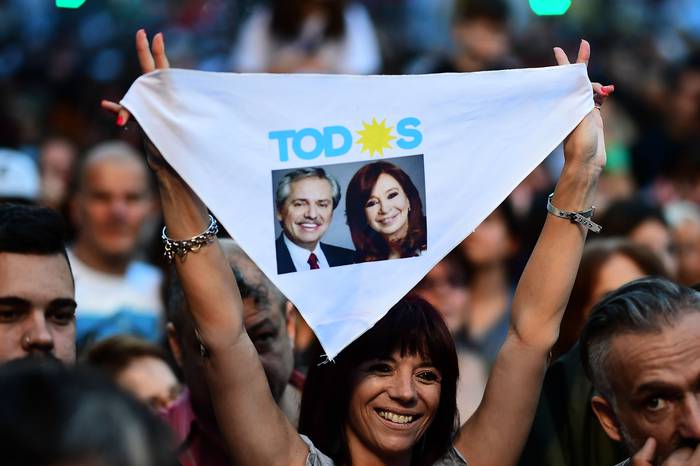 Partidarios del candidato presidencial argentino para el partido Frente de Todos, Alberto Fernández, ayer, en Buenos Aires. · Foto: Ronaldo Schemidt, AFP