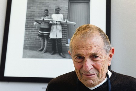 David Goldblatt, posa en la Fundación Henri Cartier-Bresson, en París (archivo, noviembre de 2011). · Foto: Francois Guillot David Goldblatt, posa en la Fundación Henri Cartier-Bresson, en París (archivo, noviembre de 2011). · Foto: Francois Guillot