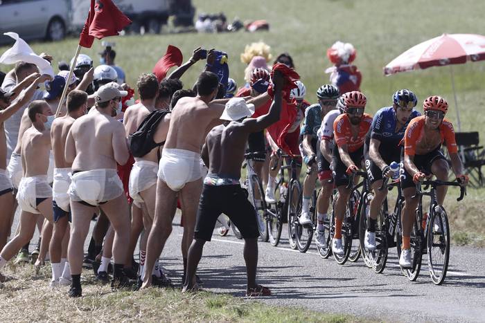 Integrantes de un grupo que protagonizó una escapa, durante el ascenso de Selle Fromentel, decimonquinta etapa del Tour de France, entre Lyon y Grand Colombier. foto: kenzo tribouillard, afp


 · Foto: Kenzo Tribouillard / AFP