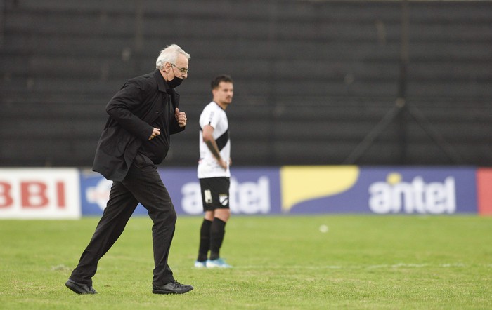 Jorge Fossati, director técnico de River Plate, durante el partido ante Danubio, en el estadio Jardines del Hipódromo María Mincheff de Lazaroff.
 · Foto: Fernando Morán