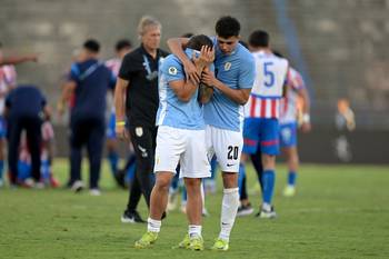 Mauro Salazar y Lucas Pino en el estadio olímpico de la UCV en Caracas, el 13 de febrero. · Foto: Juan Barreto, AFP